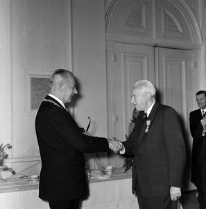 850766 Afbeelding van de afscheidsbijeenkomst van burgemeester jhr. mr. C.J.A. de Ranitz, van het personeel en ...